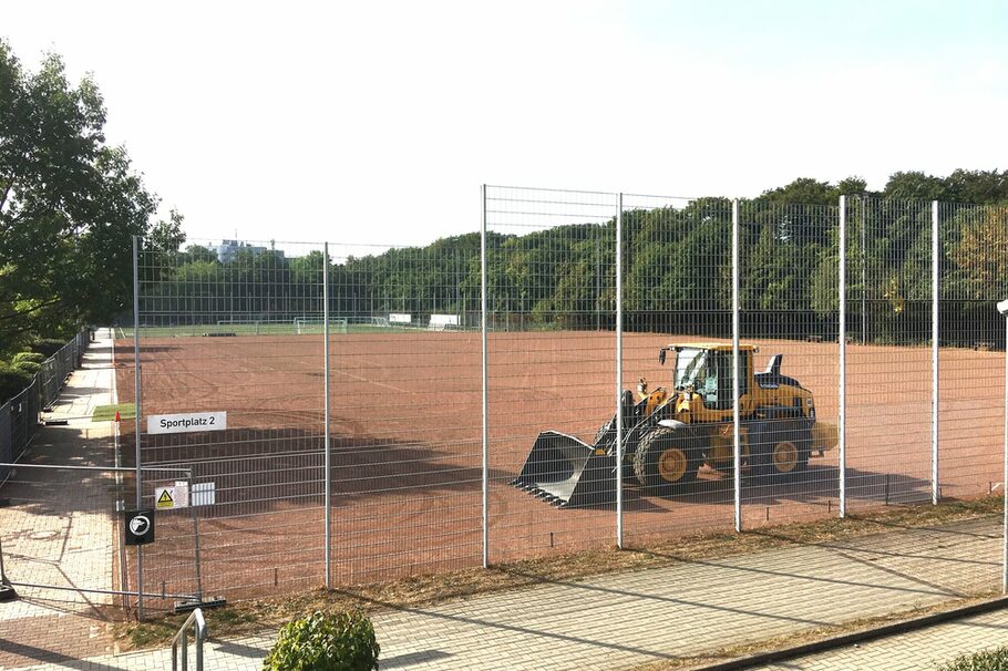 Umbau eines Hartplatzes in einen Rasenplatz im SANA Sportpark