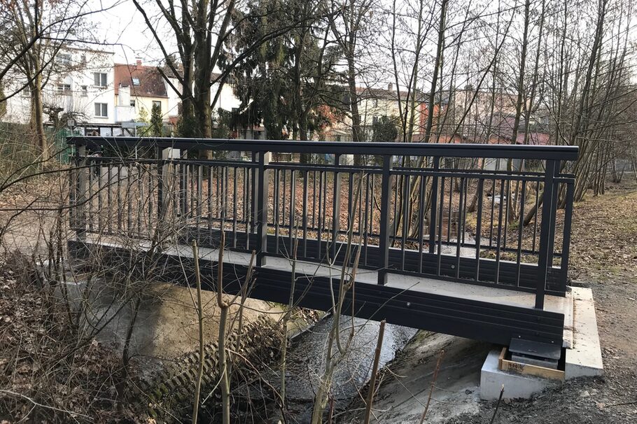 Neue Aluminiumbrücke über dem Hainbach.