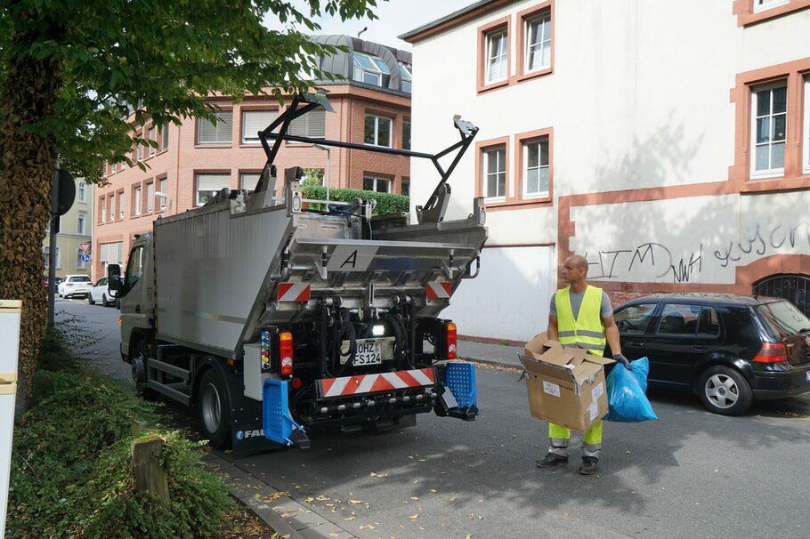 Müllfahrzeug mit Stadtservice-Mitarbeiter