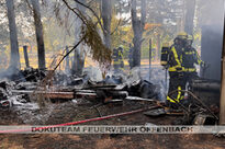 2 Gartenhütten und Vegetationsfläche brennen in Bürgel - weitere kleine Brandstellen entdeckt
