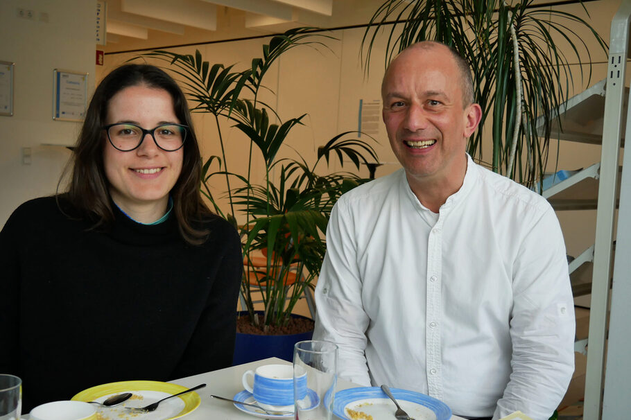 Dirk Wolk-Pöhlmann mit Marie Grasse beim Interview in der Cafeteria der vhs