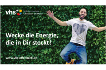 Titelbild des Programmheftes der vhs, junger mann springt in die Luft, Text "Wecke die Energie, die in Dir steckt!"