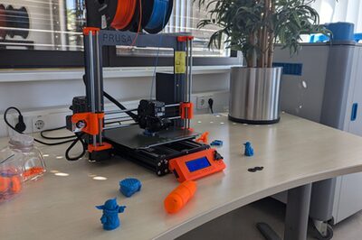 3D-Drucker steht auf einem Tisch