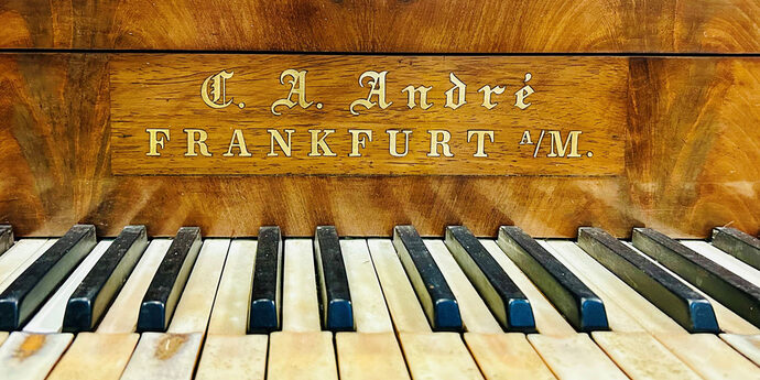 Klavier mit der Aufschrift C.A. André.