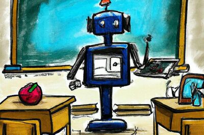 Roboter steht vorne in einem Klassenzimmer