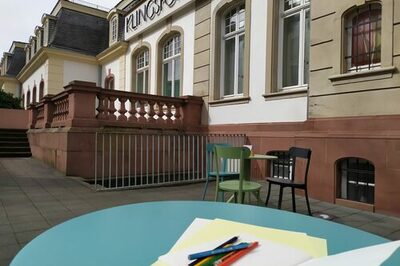 Blick auf das Klingspormuseum mit Stiften und Papier auf einem Tisch