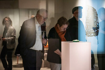 Menschen schauen eine Ausstellung im Deutschen Ledermuseum an
