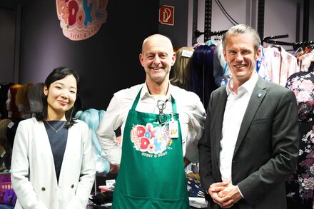 Die Japanische Vizekonsulin Kotoe Otsuka, Unternehmer Norman Seidel und Oberbürgermeister Dr. Felix Schwenke.