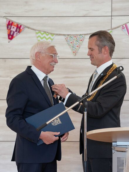 Oberbürgermeister Dr. Felix Schwenke überreichte Rolf-Dieter Elsässer den Hessischen Verdienstorden am Bande.