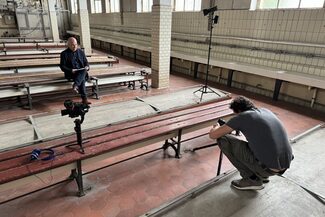 Dreharbeiten im alten Badehaus: Ein Kamerateam führte auf dem Innovationscampus ein Interview mit dem Offenbacher Autor Frank Witzel.