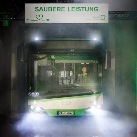 Der Vorhang fällt und zeigt den ersten Offenbacher E-Bus