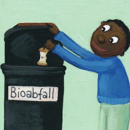 Ein Kind wirft das Kernhaus eines Apfels in eine Mülltonne