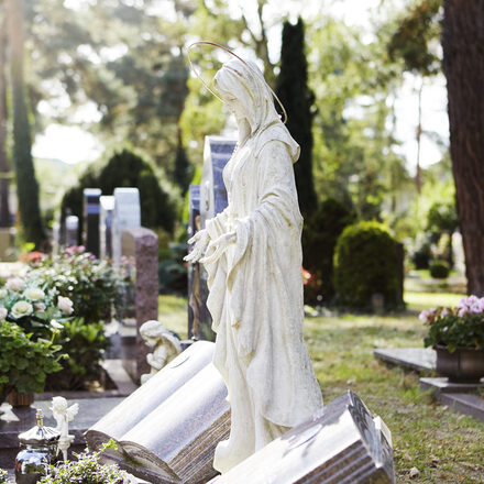 Engel-Statue auf einem Grab auf dem Neuen Friedhof in Offenbach