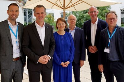 Gruppenfoto mit Oberbürgermeister Schwenke, den Dezernenten Wilhelm und Weiß, Leiterin der Wirtschaftsförderung und zwei Teilnehmern.