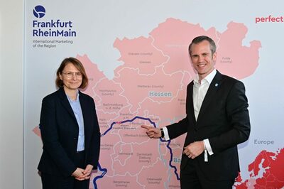 Oberbürgermeister Dr. Felix Schwenke und Bozica Niermann vor einer Hessen-Karte.