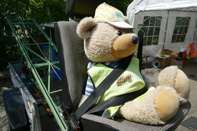 Der teddy der Verkehrswacht im Schleudersitz