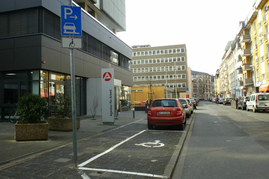 Behindertenparkplatz Domstraße 66 (Agentur für Arbeit)