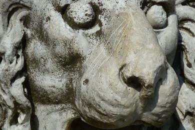 Skulptur eines Löwenkopfes