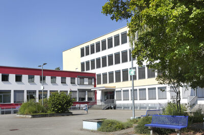 Blick auf das Gebäude der August-Bebel-Schule.
