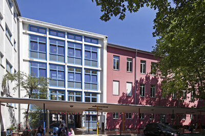 Blick von außen auf das Gebäude der Eichendorffschule.