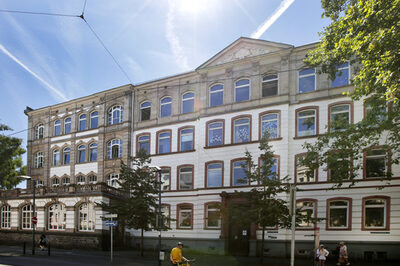 Blick von außen auf das Gebäude der Erich Kästner-Schule.