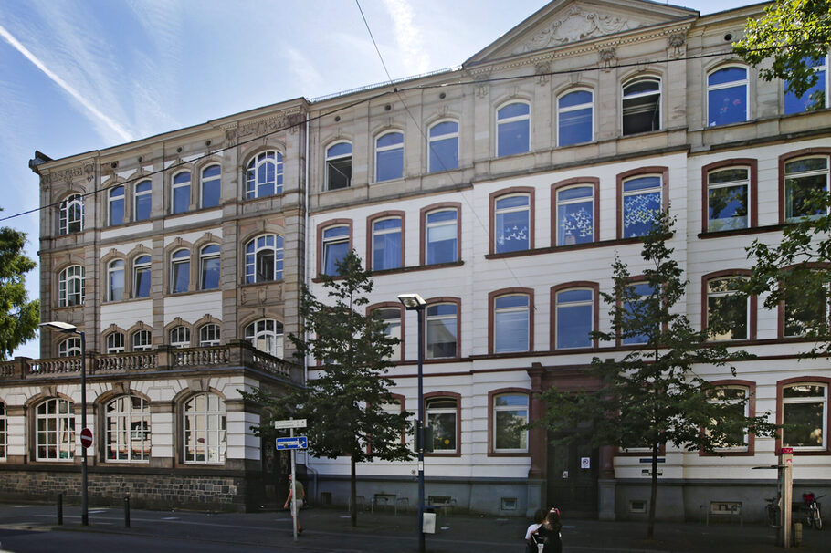 Blick von außen auf das Gebäude der Erich Kästner-Schule.