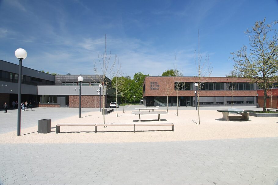 Blick auf den neu gestalteten Schulhof